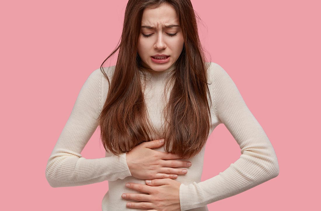 fille qui se tiens le ventre de douleur a cause des premieres regles fille qui se tiens le ventre de douleur a cause des premieres regles